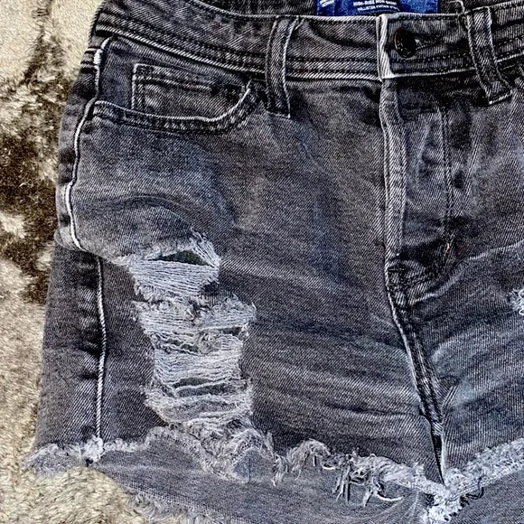 Hollister | DISTRESSED High Rise Mom Short 3” | Size: 0- 24W - Picture 3 of 5